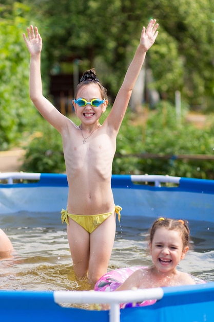 Foto duas meninas brincando na piscina