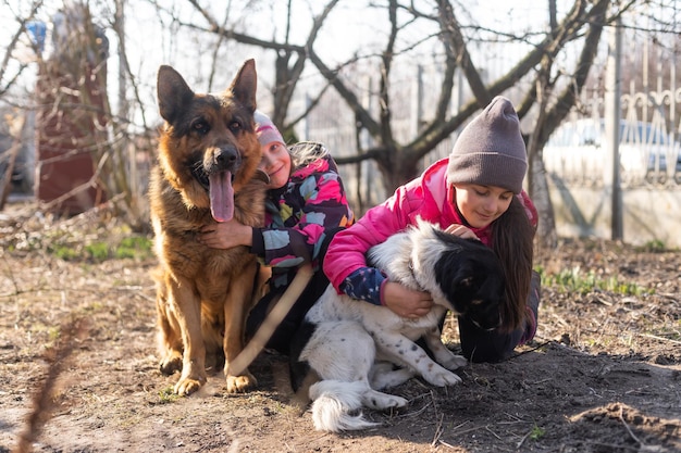 Duas meninas com dois cachorros