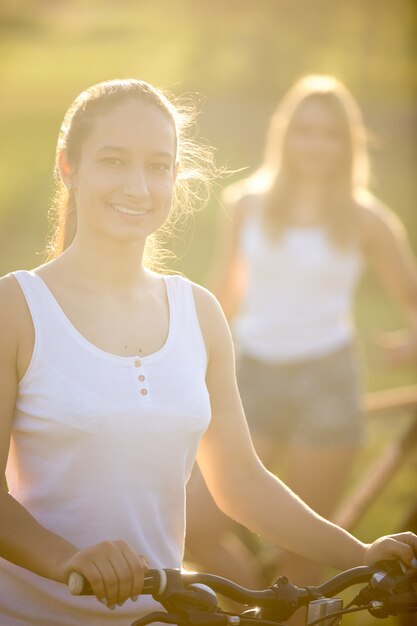 Duas meninas com o sol brilhando