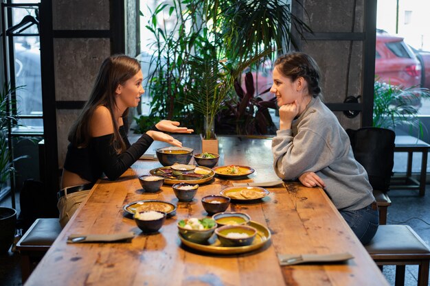 Duas meninas conversando em um café asiático