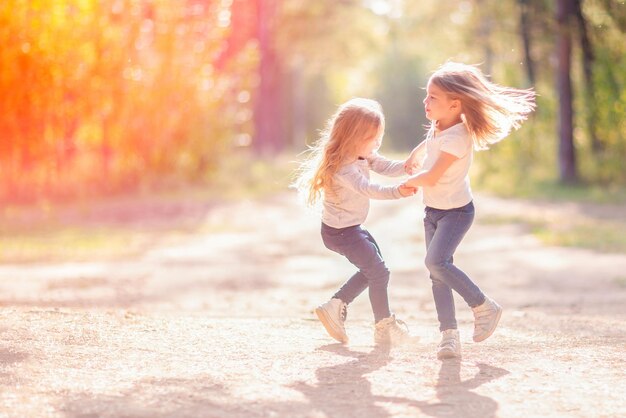 Duas meninas dançando ao ar livre