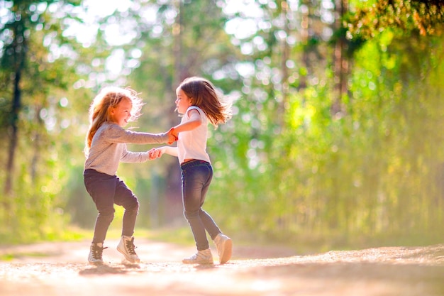 Duas meninas dançando ao ar livre