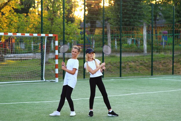 Duas meninas depois das aulas vão jogar tênis no parquinho.