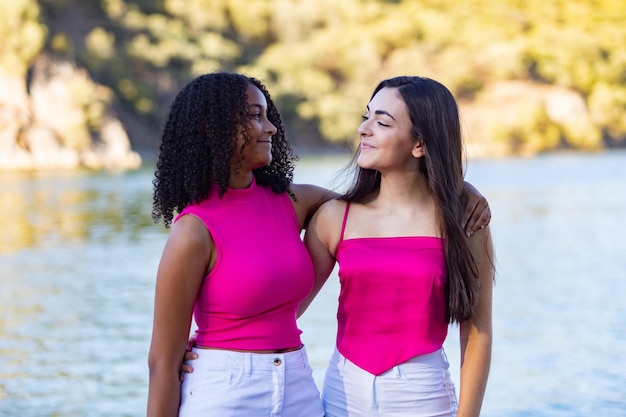 Duas meninas desfrutando de um bom dia