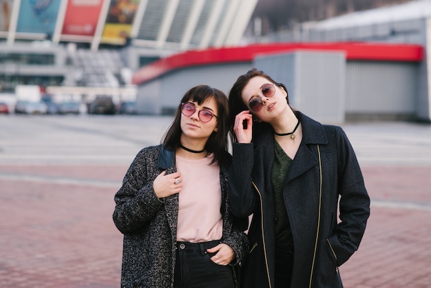 Duas meninas elegantes, passar um tempo na cidade urbana