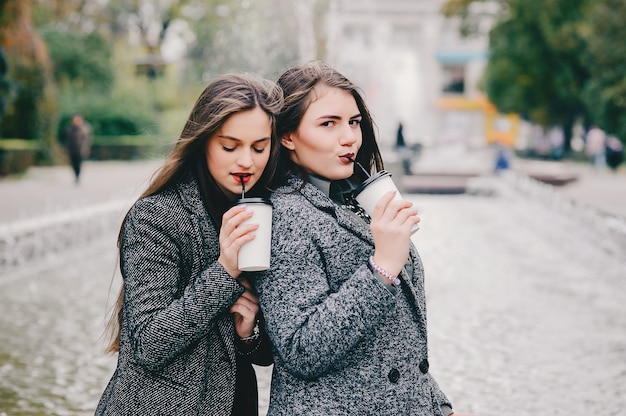 Duas meninas elegantes