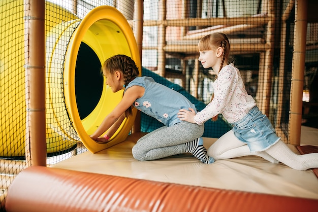 Duas meninas escalando o labirinto, centro de jogos infantis