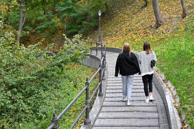 Duas meninas estão andando no parque da cidade de Kyiv