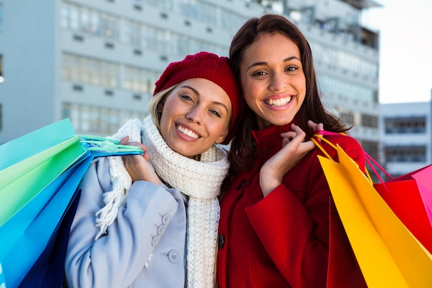 Duas meninas, fazendo compras, exterior