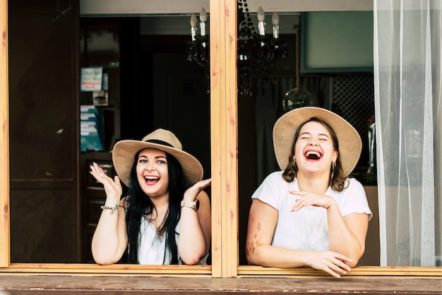 Duas meninas felizes e alegres se divertem e riem muito na amizade juntas