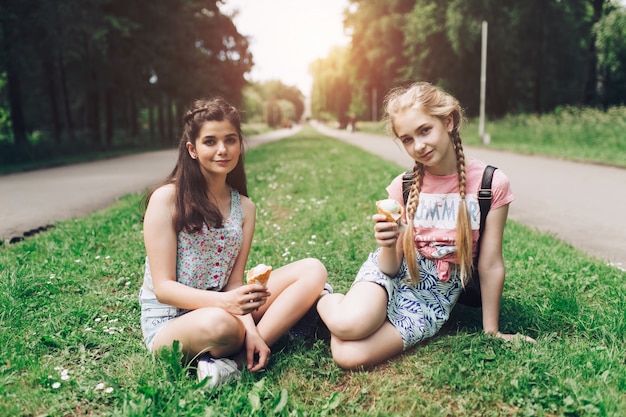 Duas meninas felizes modelando