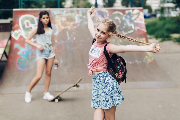 Duas meninas felizes modelando