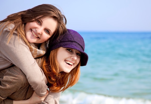 Duas meninas felizes na praia da primavera.