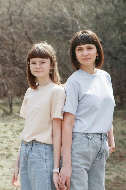 Duas meninas felizes sorrindo retrato de mulheres abraçando o conceito de relacionamentos nos amigos da família ...