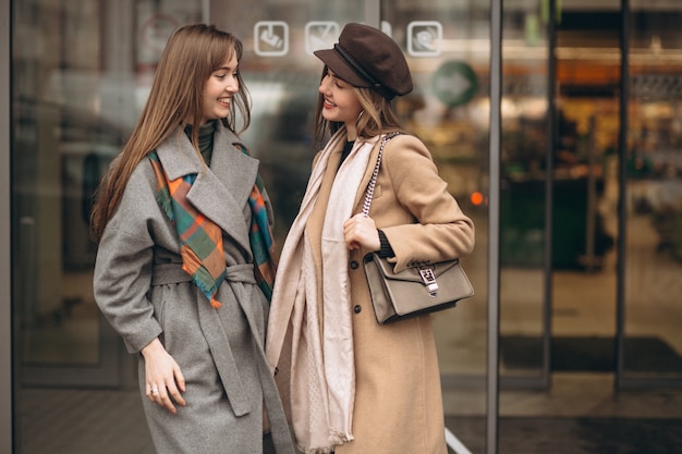 Duas meninas fora do shopping center em um dia de outono