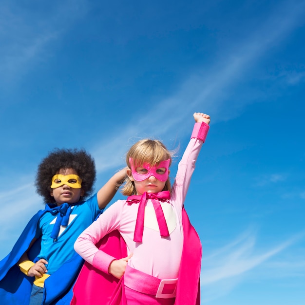 Duas meninas, jogando super-heróis