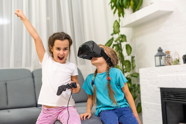 Foto duas meninas jogando videogame óculos de realidade virtual