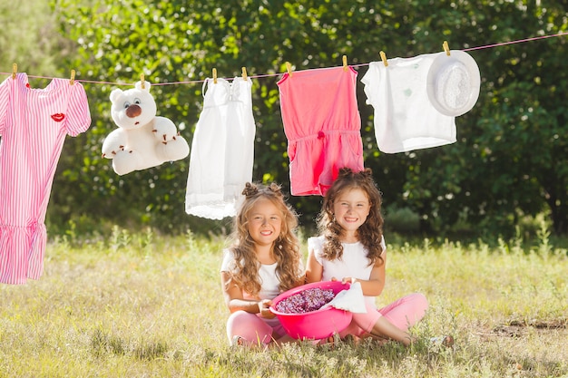 Duas meninas lavando. irmãs fazendo trabalhos domésticos