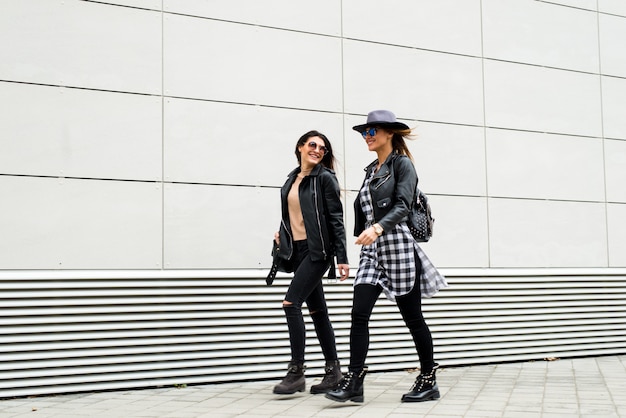 Duas meninas modernas na rua