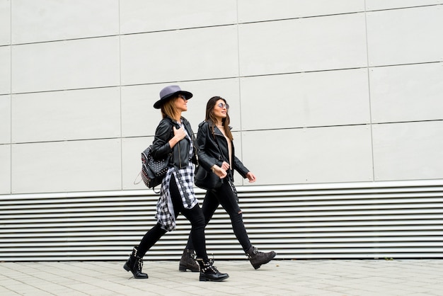 Duas meninas modernas na rua