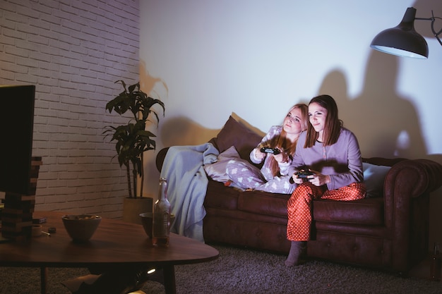 Foto duas meninas que têm uma noite de cinema