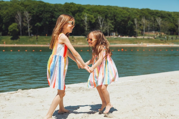 Duas meninas se divertem na vida cotidiana da praia da cidade de crianças com síndrome de down