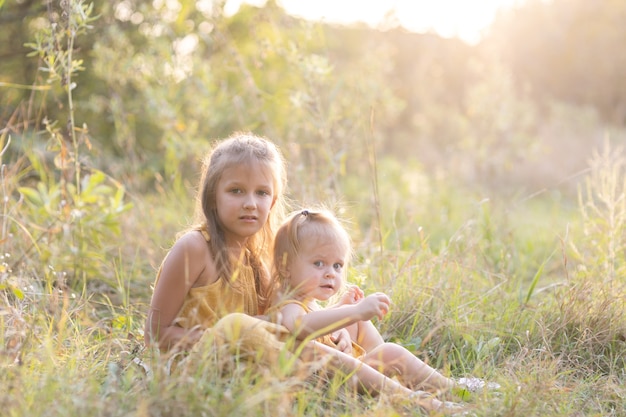 Duas meninas, sete anos e uma idade, ao ar livre