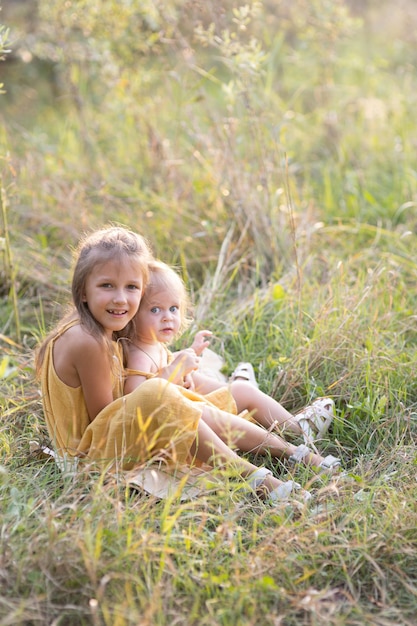 Duas meninas, sete anos e uma idade, ao ar livre