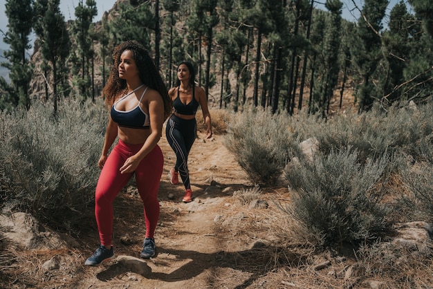 Duas meninas, uma branca e outra negra, praticam esportes em uma excursão