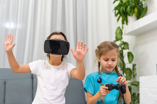 Duas meninas usando óculos de fone de ouvido de realidade virtual. conceito de tecnologias modernas