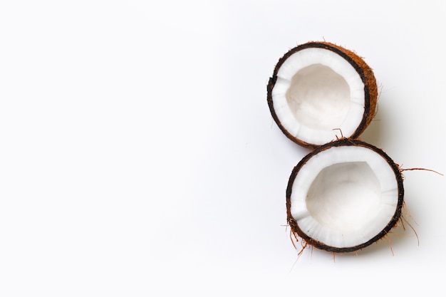 Duas metades de coco cru em cinza