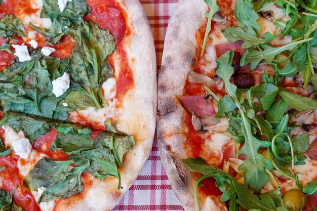 Foto duas metades de pizzas diferentes na mesa do café