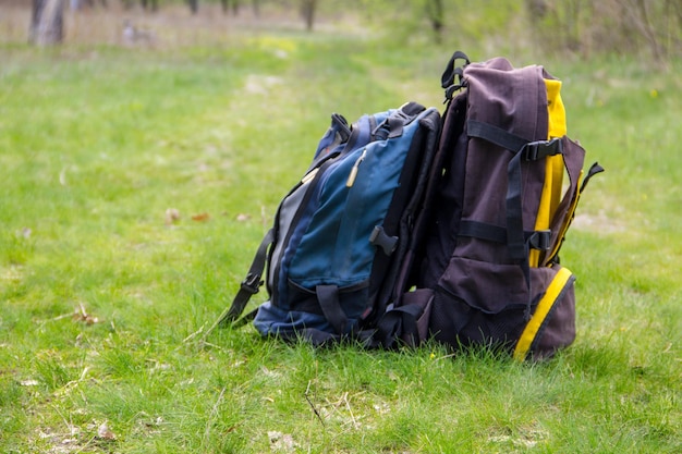 Duas mochilas turísticas na grama verde Conceito de viagem