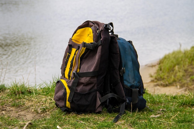 Duas mochilas turísticas no conceito de caminhada na margem do rio