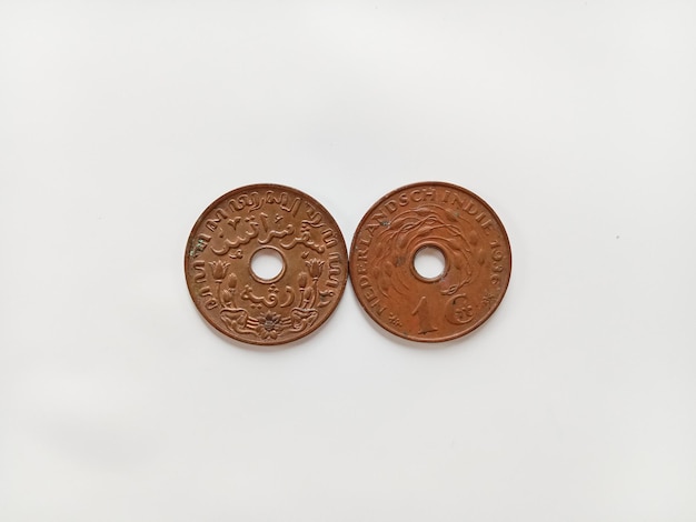 Duas moedas de cobre com a palavra " o ano " nelas.
