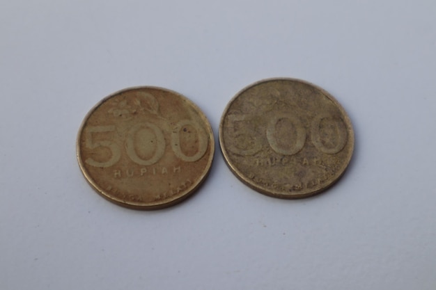 Foto duas moedas indonésias no valor de idr 500 sobre um fundo branco