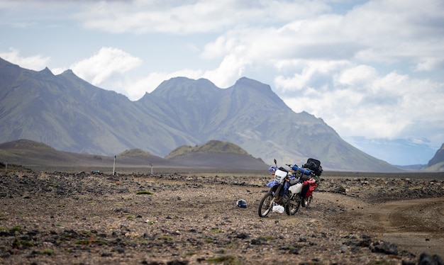 Duas motos de enduro em uma estrada de terra no deserto cercada por montanhas na trilha laugavegur