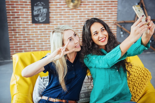 Duas mulher jovem e bonita fazendo selfie em um café, garotas de melhores amigas juntas se divertindo, posando de pessoas estilo de vida emocional