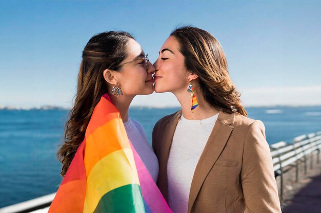 Duas mulheres apaixonadas no dia do orgulho LGBT