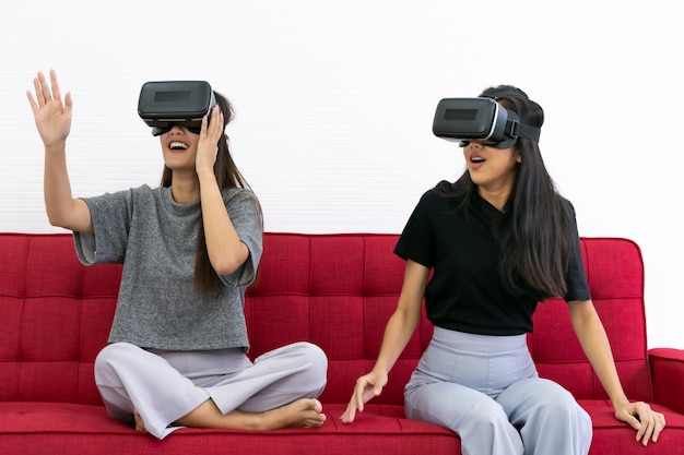 Duas mulheres asiáticas brincando com o jogo de Vr.