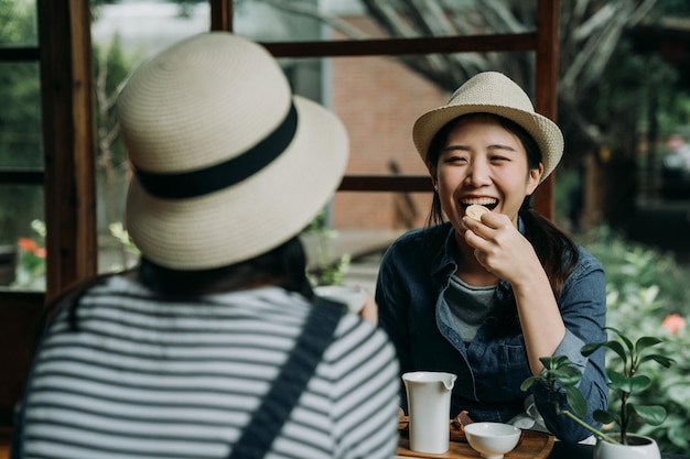 Duas mulheres asiáticas experimentam a cultura do sado