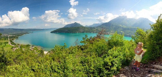 Duas mulheres assistindo a vista do Lago Annecy