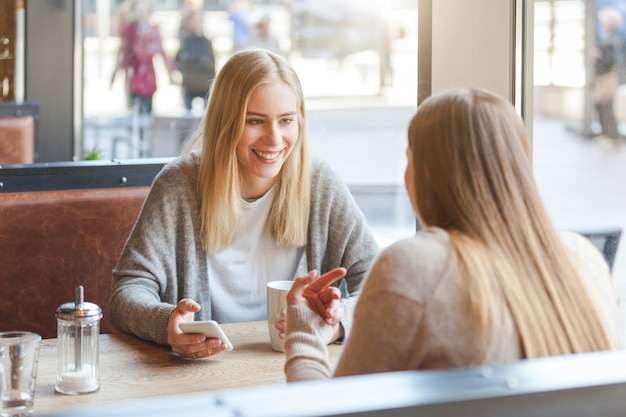 Duas mulheres bonitas em um café