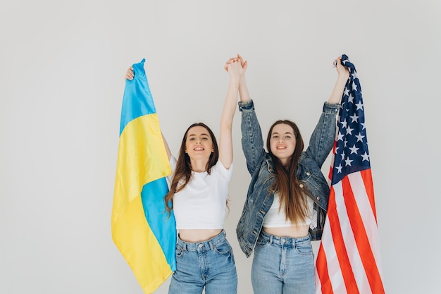 Duas mulheres com bandeira ucrânia e eua