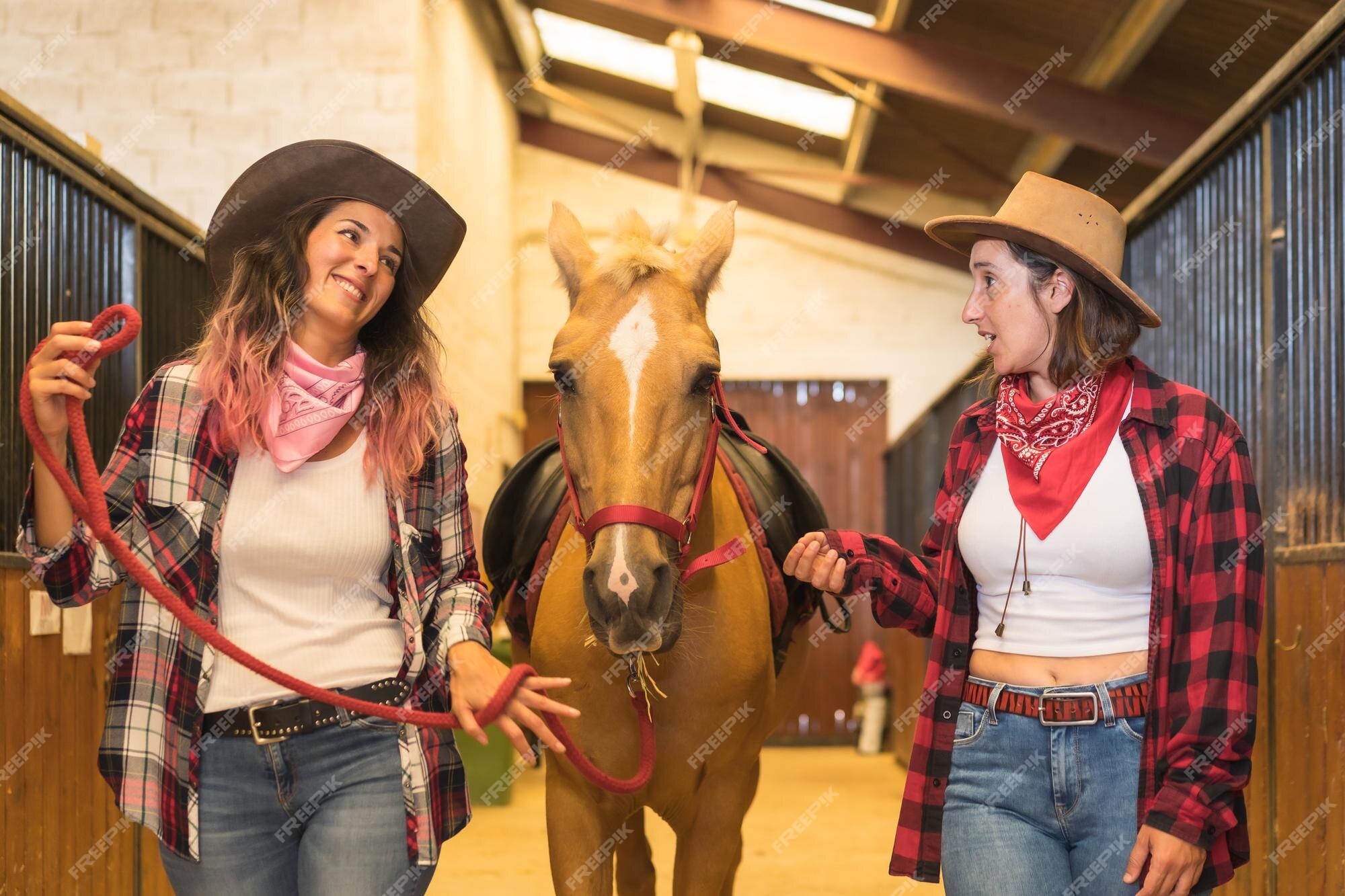 sorrindo e se divertindo. jovem em roupas jeans está com cavalo