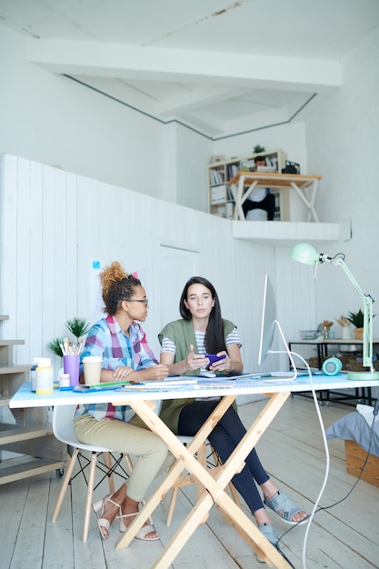 Duas mulheres criativas na mesa no escritório