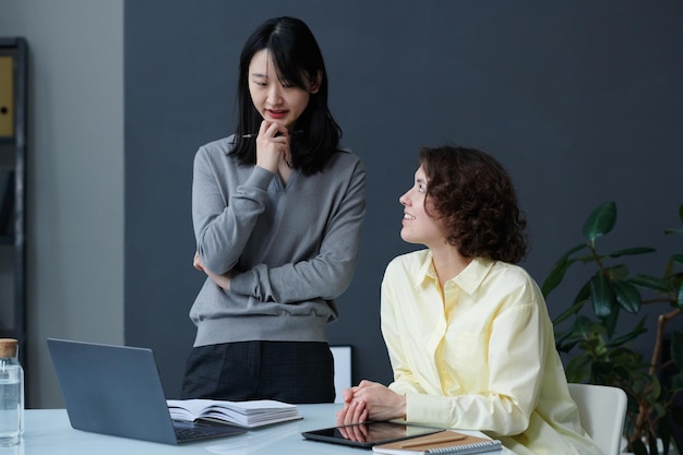 Duas mulheres de negócios conversando em reunião