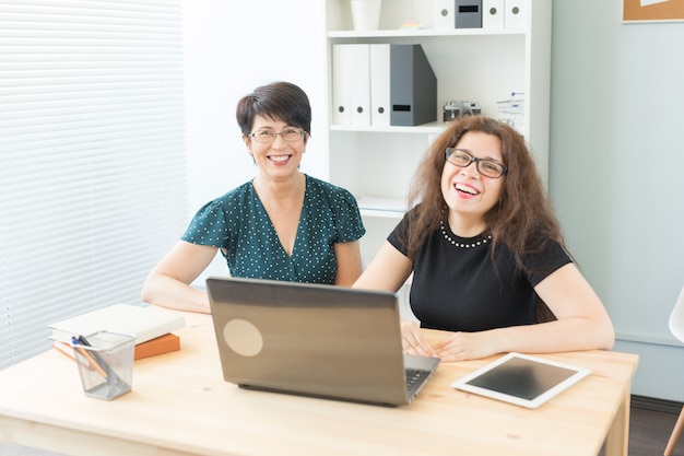 Duas mulheres de negócios felizes trabalhando juntas no escritório