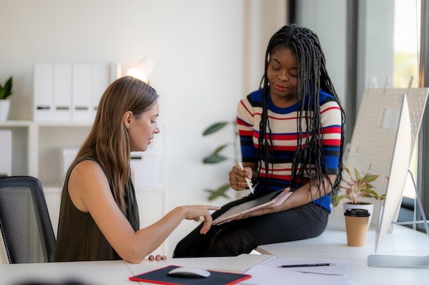 Duas mulheres de negócios trabalhando em seu escritório