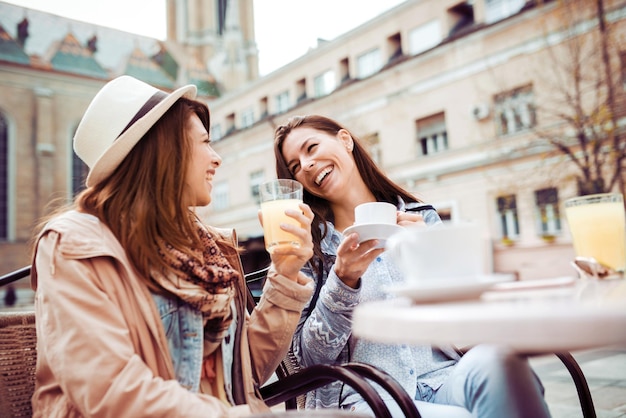 Duas mulheres desfrutam de uma pausa para o café